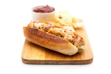 Ev yapımı ıstakoz rulo patates cipsi beyaz arka plan üzerinde izole ile