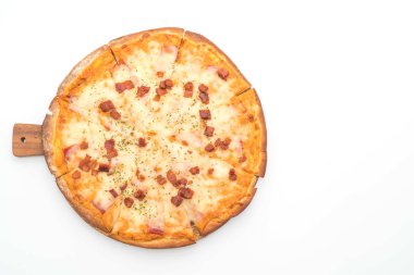 Beyaz arka plan üzerinde izole jambon ve peynirli pizza