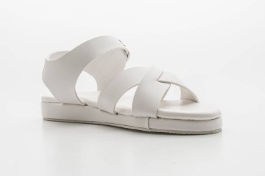 Kadınlar beyaz arka plan üzerinde izole sandalet deri