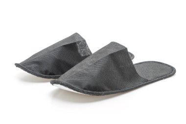 Beyaz arka plan üzerinde izole siyah terlik ayakkabı