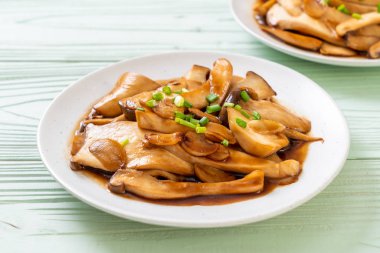 İstiridye soslu kızarmış kral istiridye mantarı. Sağlıklı, vejetaryen ya da vejetaryen yemek tarzı.