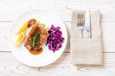 kırmızı lahana ve patates püresi beyaz plaka üzerinde domuz eti biftek
