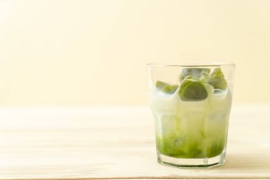 Matcha yeşil çay buzlu cam sütlü