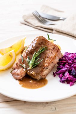 kırmızı lahana ve patates püresi beyaz plaka üzerinde domuz eti biftek