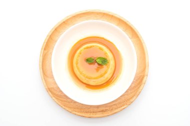 Ev yapımı karamel kremalı puding beyaz arka plan üzerinde izole