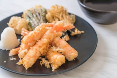 karides tempura (hırpalanmış kızarmış karides) sebze - Japon gıda tarzı