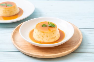 Naneli ev yapımı karamel kremalı puding.