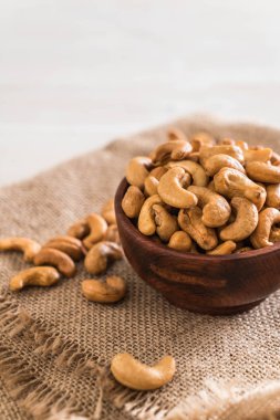 Kavrulmuş kaju fıstığı kasede