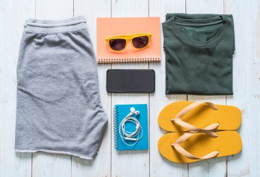 Gezgin, yaz tatili ahşap arka plan üzerinde erkek casual kıyafetler