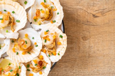 Kızarmış deniz tarağı, tereyağı ve sarımsak.