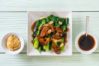 Sarımsaklı istiridye soslu kızarmış Hong Kong Kale heyecan