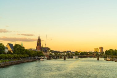 Frankfurt am Main manzarası twilight saat sırasında.