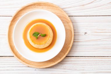 Naneli ev yapımı karamel kremalı puding.