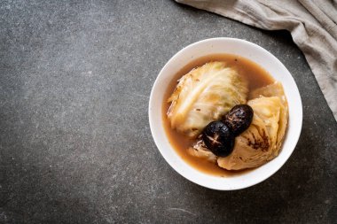 kırmızı mantar - vegan ve Asya tarzı Vejetaryen yiyecekler çorbası haşlanmış lahana