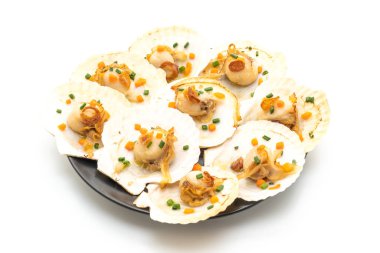 tereyağı ve beyaz arka plan üzerinde izole sarımsak ile ızgara tarak shell