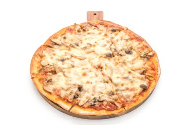 Beyaz arka plan üzerinde izole miso sosu ile mantarlı pizza