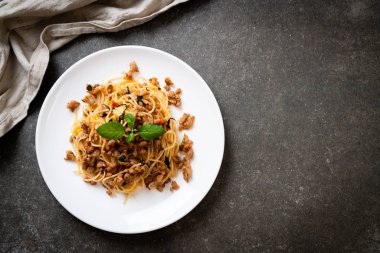 kıyılmış domuz eti ve fesleğen ile tavada kızartılmış acılı spagetti