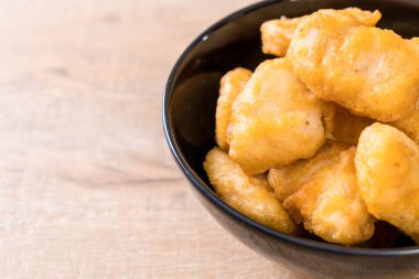 Soslu tavuk nugget, sağlıksız yemek.