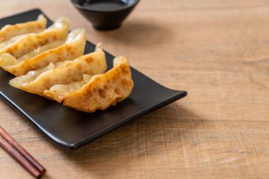 Japon gyoza 'sı ya da soya soslu hamur tatlısı.