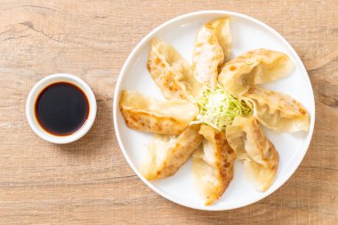 Japon gyoza 'sı ya da soya soslu hamur tatlısı.