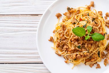 kıyılmış domuz eti ve fesleğen ile tavada kızartılmış acılı spagetti