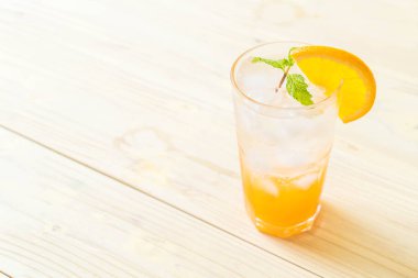 yanında da soda ahşap masa portakal suyu