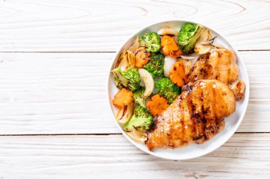 çukurunu tavuk göğsü biftek sebze (brokoli, havuç, soğan ile)