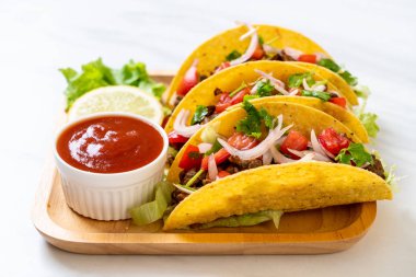 Meksika usulü et ve sebzeli taco.