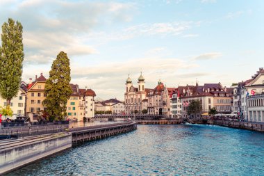 Tarihi kent merkezi, Lucerne (Luzern) İsviçre'deki ünlü Şapel Köprüsü ile.