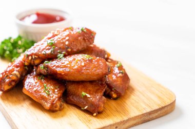 Beyaz susamlı ızgara tavuk kanadı.