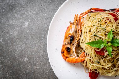 ızgara karides ve domates - İtalyan Füzyon gıda tarzı ile tavada kızartılmış spagetti