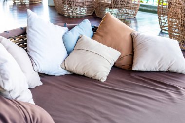 Açık manzaralı kanepe yastık