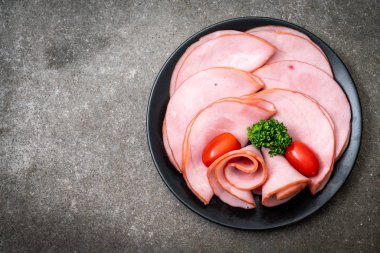 tabağa dilimlenmiş jambon füme