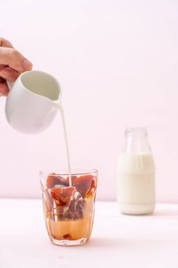 Tay çay buz küpü ile ahşap arka plan üzerinde süt