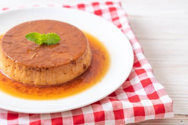 Ev yapımı karamel kremalı puding ahşap arka plan üzerinde