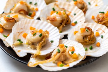 Kızarmış deniz tarağı, tereyağı ve sarımsak.