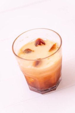 Tay çay buz küpü ile ahşap arka plan üzerinde süt