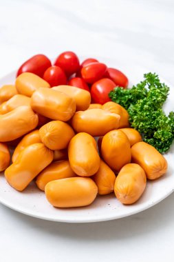 domuz eti kokteyl sosisi plaka üzerinde