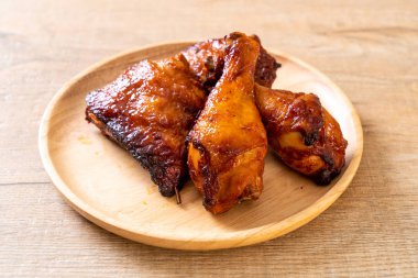 Masada ızgara ve ızgara tavuk.