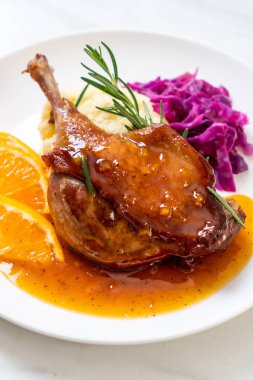 Portakal soslu biftek kızarmış ördek bacak