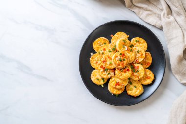 Sahanda yumurta yumuşak tofu sarımsak - sağlıklı, vegan ve sebze gıda tarzı