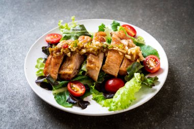 ızgara tavuk salata sebze - sağlıklı gıda tarzı ile