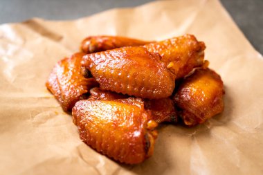 Barbekü tavuk kanadı sosu ile