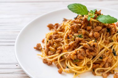 kıyılmış domuz eti ve fesleğen ile tavada kızartılmış acılı spagetti