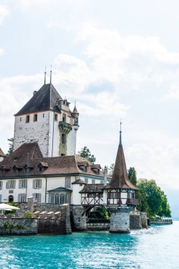 Thun Gölü arka planda İsviçre ile Oberhofen kalesinde güzel mimari