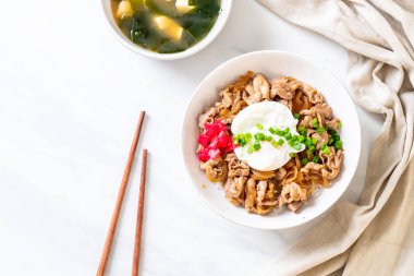 Yumurtalı domuz pirinci kasesi (Donburi) - Japon yemeği tarzı.