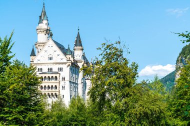 Neuschwanstein Şatosu Almanya'da Bavyera Alpleri, mavi gökyüzü ile güzel mimari