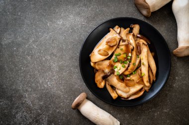 İstiridye soslu kızarmış kral istiridye mantarı. Sağlıklı, vejetaryen ya da vejetaryen yemek tarzı.