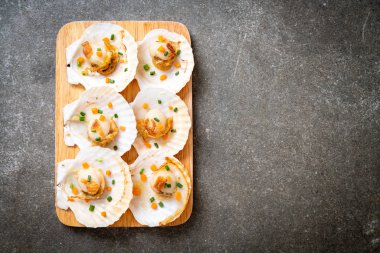 Kızarmış deniz tarağı, tereyağı ve sarımsak.