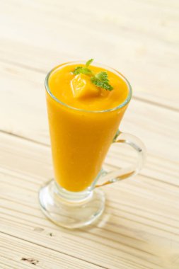 taze mango smoothies - sağlıklı yiyecek ve içecek konsepti
